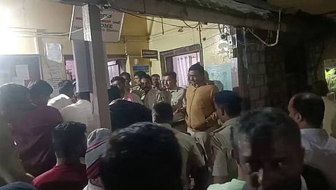  ಪೊಲೀಸ್ ಠಾಣೆ ಮುಂದೆ ತಂದೆ ಶವವಿಟ್ಟು ಇನ್ಸ್‌ಪೆಕ್ಟರ್ ಪ್ರತಿಭಟನೆ