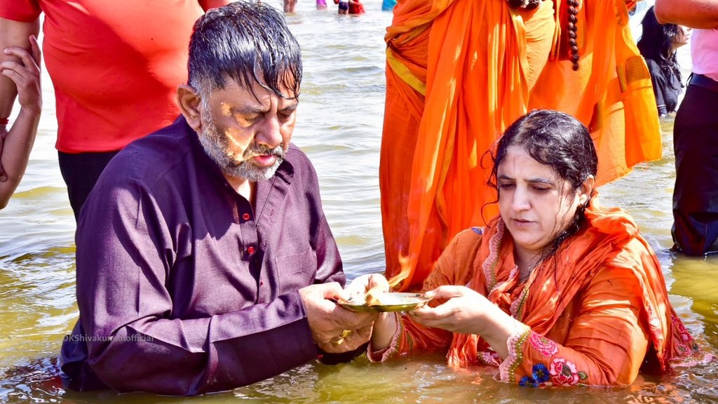 DK Shivakumar takes holy dip at Maha Kumbh