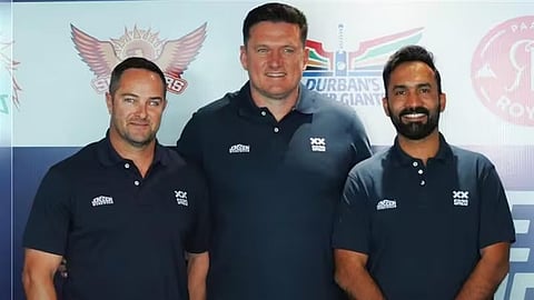 Dinesh Karthik With Graeme Smith
