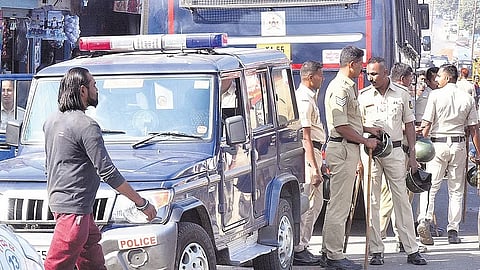 ಸ್ಥಳದಲ್ಲಿ ಬಿಗಿ ಪೊಲೀಸ್ ಭದ್ರತೆ ನಿಯೋಜಿಸುವುದು. 