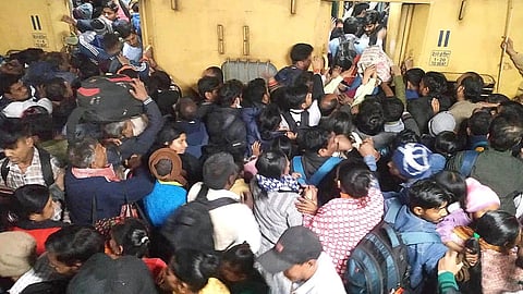ನನ್ನ ತಾರಾ ಎಲ್ಲಿ?: ದೆಹಲಿ ಕಾಲ್ತುಳಿತ, ಹೆಣಗಳ ರಾಶಿ; ಪತ್ನಿಯನ್ನು ಹುಡುಕುತ್ತಾ ರೈಲು ನಿಲ್ದಾಣದಲ್ಲಿ ಅಲೆಯುತ್ತಿರುವ ಪತಿ