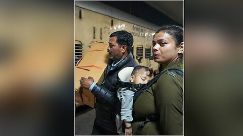 RPF Constable Managing Crowd With 1-Yr-Old Child