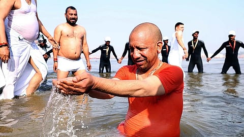 Yogi adhithyanath dip at Kumabha Mela