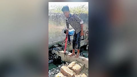 ಚರಂಡಿ ಸ್ವಚ್ಛಗೊಳಿಸುತ್ತಿರುವ ವಿದ್ಯಾರ್ಥಿಗಳು