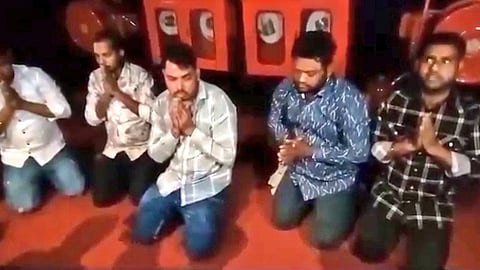 Men Forced To Apologize By Crowd For Laughing  at Chhaava movie scene