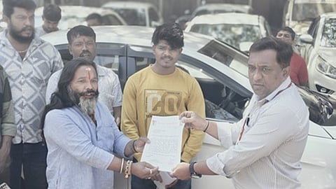 ಬೆಳಗಾವಿ ಉಪ ಆಯುಕ್ತರ ಮೂಲಕ ಮುಖ್ಯಮಂತ್ರಿ ಸಿದ್ದರಾಮಯ್ಯ ಅವರಿಗೆ ಮನವಿ ಪತ್ರ ಸಲ್ಲಿಸಿದ ಶ್ರೀರಾಮಸೇನೆ ಸದಸ್ಯರು.