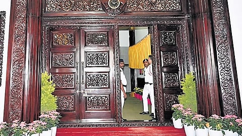 ವಿಧಾನಸಭೆಯ ಮುಖ್ಯದ್ವಾರ.