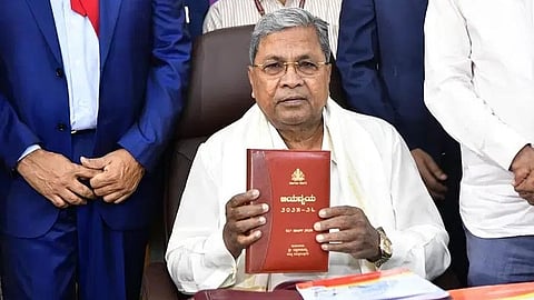 ಬಜೆಟ್ ಪ್ರತಿಯೊಂದಿಗೆ ಸಿಎಂ ಸಿದ್ದರಾಮಯ್ಯ.