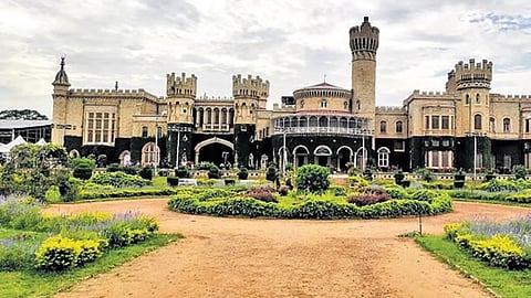 ಅರಮನೆ.