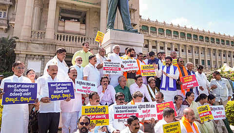 ಬೆಂಗಳೂರಿನ ವಿಧಾನಸೌಧದಲ್ಲಿ ಬಜೆಟ್ ಅಧಿವೇಶನದ ಸಂದರ್ಭದಲ್ಲಿ ವಿಧಾನಸಭೆ ವಿರೋಧ ಪಕ್ಷದ ನಾಯಕ ಆರ್ ಅಶೋಕ್, ಬಿಜೆಪಿ ಮತ್ತು ಜೆಡಿಎಸ್ ಶಾಸಕರು ಮತ್ತು ಎಂಎಲ್‌ಸಿಗಳು ಪ್ರತಿಭಟನೆ ನಡೆಸಿದರು.