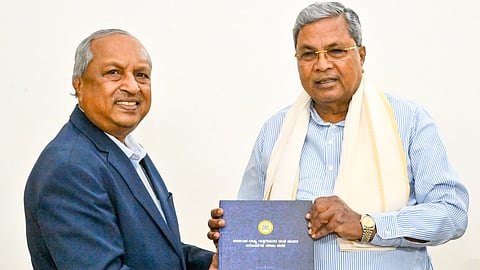 ನಿವೃತ್ತ ನ್ಯಾ.ನಾಗಮೋಹನ್ ದಾಸ್ ಅವರು ಮುಖ್ಯಮಂತ್ರಿ ಸಿದ್ದರಾಮಯ್ಯ ಅವರಿಗೆ ವರದಿ ಸಲ್ಲಿಕೆ ಮಾಡುತ್ತಿರುವುದು.