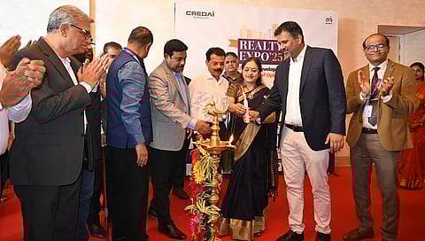 ಕ್ರೆಡೈ ಬೆಂಗಳೂರು ರಿಯಾಲ್ಟಿ ಎಕ್ಸ್‌ಪೋ 2025 ಅನ್ನು ಬೆಂಗಳೂರು ಸರ್ಕಲ್ ಸ್ಟೇಟ್ ಬ್ಯಾಂಕ್ ಆಫ್ ಇಂಡಿಯಾದ ಮುಖ್ಯ ಜನರಲ್ ಮ್ಯಾನೇಜರ್ ಜೂಹಿ ಸ್ಮಿತಾ ಸಿನ್ಹಾ ಮತ್ತು ಬೆಂಗಳೂರಿನ ಕ್ರೆಡೈ ಅಧ್ಯಕ್ಷ ಅಮರ್ ಮೈಸೂರು ಶುಕ್ರವಾರ ಉದ್ಘಾಟಿಸಿದರು.