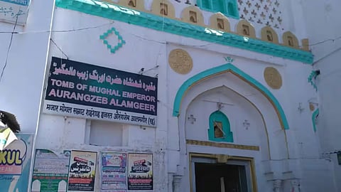 tomb of Aurangzeb