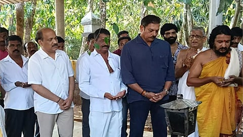 Ravi Shastri offers Special Pooja