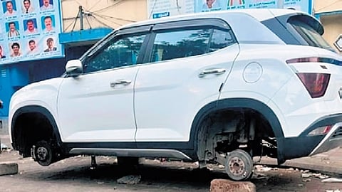 ಕಾರಿನ ಚಕ್ರಗಳನ್ನು ಹೊತ್ತೊಯ್ದಿರುವುದು.