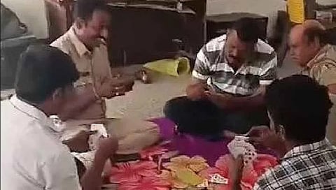 ಪೊಲೀಸ್ ಠಾಣೆಯಲ್ಲೇ ಇಸ್ಪೀಟು ಆಡಿದ ಪೊಲೀಸರು