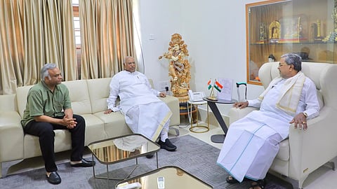 ಸಿದ್ದರಾಮಯ್ಯ ಜೊತೆ ಮಾತುಕತೆ ನಡೆಸುತ್ತಿರುವ ಮಲ್ಲಿಕಾರ್ಜುನ ಖರ್ಗೆ