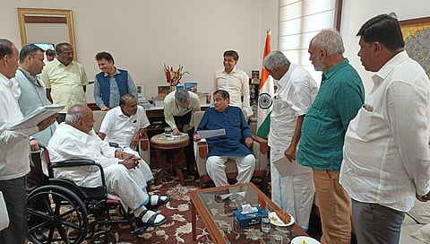 HD Devegowda, kumaraswamy and others with Nitin Gadkari