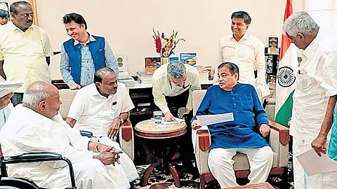 Former PM HD Deve Gowda, Union Minister HD Kuamraswamy, JDS MLA HD Revanna in a meeting with Union Minister Nitin Gadkari in New Delhi on Wednesday.