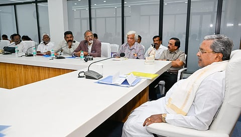 ಕರ್ನಾಟಕ ರಾಜ್ಯ ರಸ್ತೆ ಸಾರಿಗೆ ನಿಗಮಗಳ ಕಾರ್ಮಿಕ ಸಂಘಟನೆಗಳೊಂದಿಗೆ ಸಭೆ ನಡೆಸುತ್ತಿರುವ ಸಿಎಂ ಸಿದ್ದರಾಮಯ್ಯ