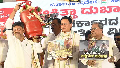 ಫ್ರೀಡಂ ಪಾರ್ಕ್‌ನಲ್ಲಿ ನಡೆದ ಪ್ರತಿಭಟನೆಯಲ್ಲಿ ಡಿಸಿಎಂ ಡಿಕೆ ಶಿವಕುಮಾರ್, ರಣದೀಪ್ ಸಿಂಗ್ ಸುರ್ಜೇವಾಲಾ ಮತ್ತು ಸಿಎಂ ಸಿದ್ದರಾಮಯ್ಯ 