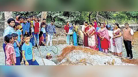 ಸರ್ಕಾರಿ ಶಾಲೆಗೆ ಹೊಸ ರೂಪ: ನೂರಾರು ವಿದ್ಯಾರ್ಥಿಗಳಿಗೆ ಆಶಾಕಿರಣವಾದ ಶಿಕ್ಷಕಿಯರು..!
