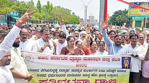 Akhila Karnataka Brahmana Mahasabha activists stage a demonstration against the janivara row in Bidar on Saturday.