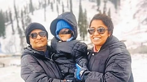 ಉಗ್ರರ ದಾಳಿಗೆ ಬಲಿಯಾದ ವ್ಯಕ್ತಿ ಭರತ್ ಭೂಷಣ್ ಹಾಗೂ ಅವರ ಕುಟುಂಬ.