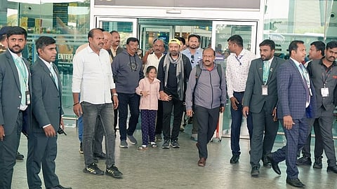 ಕಾಶ್ಮೀರಕ್ಕೆ ತೆರಳಿದ್ದ ಕರ್ನಾಟಕದ ಪ್ರವಾಸಿಗರನ್ನು ಮರಳಿ ತವರಿಗೆ ಕರೆತಂದ ಸಚಿವ ಸಂತೋಷ್ ಲಾಡ್.