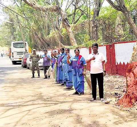 ಶನಿವಾರ ದೊಮ್ಮಲೂರು ಮೇಲ್ಸೇತುವೆಯಿಂದ ಈಜಿಪುರವರೆಗಿನ ಪ್ರದೇಶವನ್ನು ಬಿಬಿಎಂಪಿ, ಬಿಪಿಎಸಿ. ಸ್ವಯಂಸೇವಕರ ಸಹಯೋಗದೊಂದಿಗೆ ಸ್ವಚ್ಛಗೊಳಿಸಿತು.