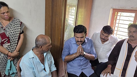 ಸುಹಾಸ್ ಶೆಟ್ಟಿ ಕುಟುಂಬಸ್ಥರಿಗೆ ಸಾಂತ್ವನ ಹೇಳುತ್ತಿರುವ ಬಿಜೆಪಿ ನಾಯಕರು.