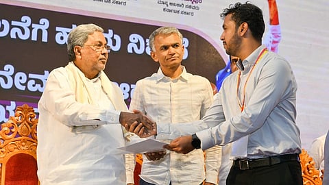 ವಿಧಾನಸೌಧದ ಬ್ಯಾಂಕ್ವೆಂಟ್ ಹಾಲ್ ನಲ್ಲಿ ಆರ್ಥಿಕ ಇಲಾಖೆ ವತಿಯಿಂದ ಹೊಸ ವಾಹನಗಳ ಚಾಲನೆಗೆ ಹಸಿರು ನಿಶಾನೆ ಹಾಗೂ ಅನುಕಂಪ ಆಧಾರಿತ ನೇಮಕಾತಿ ಆದೇಶವನ್ನು ಮುಖ್ಯಮಂತ್ರಿಗಳು ವಿತರಿಸಿದರು.