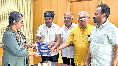 ಶಾಲಾ ಶಿಕ್ಷಣ ಮತ್ತು ಸಾಕ್ಷರತಾ ಇಲಾಖೆಯ ಪ್ರಧಾನ ಕಾರ್ಯದರ್ಶಿ ವಿ. ರಶ್ಮಿ ಮಹೇಶ್ ಅವರಿಗೆ ಮನವಿ ಪತ್ರ ಸಲ್ಲಿಸಿದ ಕ್ಯಾಮ್ಸ್.