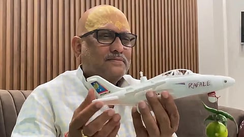 ಪಹಲ್ಗಾಮ್ ದಾಳಿ: ಆಟಿಕೆ ರಫೇಲ್ ಜೆಟ್‌ನೊಂದಿಗೆ ಕೇಂದ್ರದ ನಿಷ್ಕ್ರಿಯತೆ ಖಂಡಿಸಿದ ಅಜಯ್ ರೈ