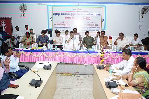 ಚನ್ನಪಟ್ಟಣದ ತಾಲ್ಲೂಕು ಕಚೇರಿಯಲ್ಲಿ ಪ್ರಗತಿ ಪರಿಶೀಲನೆ ಸಭೆ.