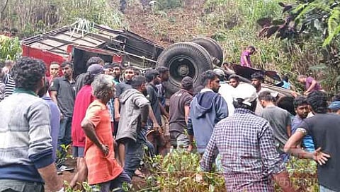 ಬಂಡೆಯಿಂದ ಉರುಳಿಬಿದ್ದ ಬಸ್