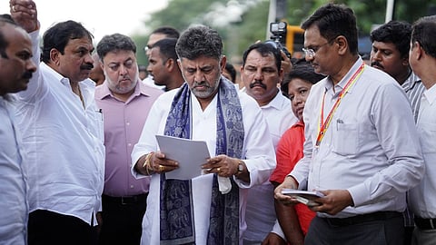 ರಸ್ತೆಗಳ ಗುಣಮಟ್ಟ ಪರಿಶೀಲಿಸುತ್ತಿರುವ ಡಿಕೆ.ಶಿವಕುಮಾರ್.