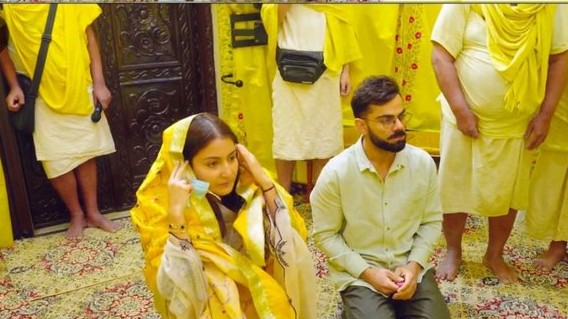 ಟೆಸ್ಟ್ ಕ್ರಿಕೆಟ್ ನಿವೃತ್ತಿ ಬೆನ್ನಲ್ಲೇ ಪತ್ನಿ Anushka ಜೊತೆ ವೃಂದಾವನಕ್ಕೆ Virat Kohli ಭೇಟಿ; ಶ್ರೀಕೃಷ್ಣನ ದರ್ಶನ!