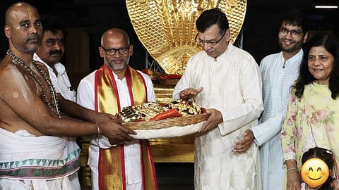 ತಿಮ್ಮಪ್ಪನಿಗೆ ಚಿನ್ನಾಭರಣ ಸಮರ್ಪಿಸಿದ ಸಂಜೀವ್ ಗೋಯಂಕಾ