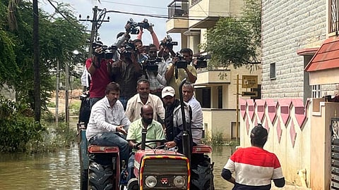 ಟ್ರ್ಯಾಕ್ಟರ್ ಏರಿ ಮಳೆ ಅವಾಂತರ ಪರಿಸ್ಥಿತಿ ಅವಲೋಕಿಸುತ್ತಿರುವ ಬಿಬಿಎಂಪಿ ಆಯುಕ್ತ ಮಹೇಶ್ವರ್ ರಾವ್.