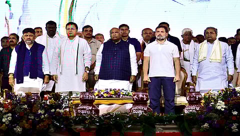 Rahul Gandhi with Karnataka Cm Siddaramiah and Dcm DK Shivakumar