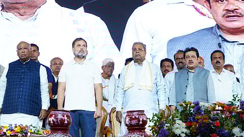 ಹೊಸಪೇಟೆಯಲ್ಲಿ ನಡೆದ ಕಾರ್ಯಕ್ರಮದಲ್ಲಿ ಕಾಂಗ್ರೆಸ್ ನಾಯಕರು.