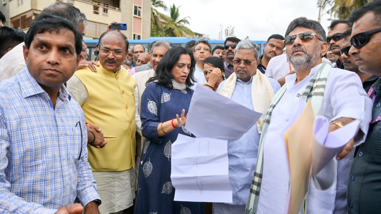 Bengaluru Rains: CM ಸಿದ್ದರಾಮಯ್ಯ ಸಿಟಿ ರೌಂಡ್ಸ್, DCM ಡಿಕೆಶಿ ಸಾಥ್; ನಾಗರಿಕರಿಂದ ಅಹವಾಲು ಸ್ವೀಕಾರ!