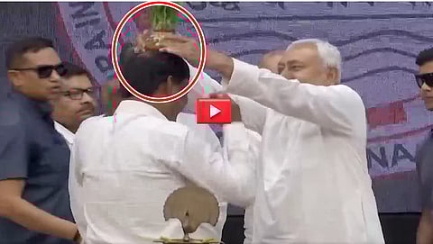 Watch: IAS ಅಧಿಕಾರಿಯ ತಲೆಯ ಮೇಲೆ ಹೂ ಕುಂಡವಿಟ್ಟು ನಿತೀಶ್ ಕುಮಾರ್ ಮತ್ತೊಮ್ಮೆ ವಿಚಿತ್ರ ವರ್ತನೆ; 'ಮತಿಭ್ರಮಣೆ' ಎಂದು RJD ಲೇವಡಿ!