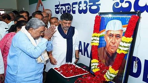  Siddaramaiah pays tributes to former PM Jawaharlal Nehru 