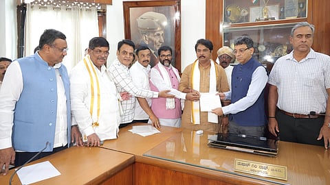ಬಿಬಿಎಂಪಿ ಆಡಳಿತಾಧಿಕಾರಿ ತುಷಾರ್‌ಗಿರಿನಾಥ್ ಹಾಗೂ ಮುಖ್ಯ ಆಯುಕ್ತ ಎಂ.ಮಹೇಶ್ವರರಾವ್ ಅವರನ್ನು ಭೇಟಿ ಮಾಡಿದ ಬಿಜೆಪಿ ನಾಯಕರು.