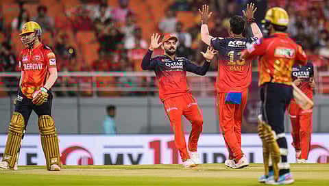 ಪಂಜಾಬ್ ಕಿಂಗ್ಸ್ ತಂಡದ ಪ್ರಿಯಾಂಶ್ ಆರ್ಯ ವಿಕೆಟ್ ಪಡೆದ ಬಳಿಕ ಯಶ್ ದಯಾಳ್ ಜೊತೆಗೆ ವಿರಾಟ್ ಕೊಹ್ಲಿ ಸಂಭ್ರಮಾಚರಣೆ