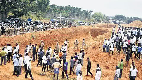 ರೈತರು ಪ್ರತಿಭಟನೆ ನಡೆಸುತ್ತಿರುವುದು.