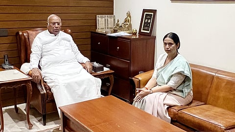 Minister Lakshmi Hebbalkar meets Mallikarjun Kharge