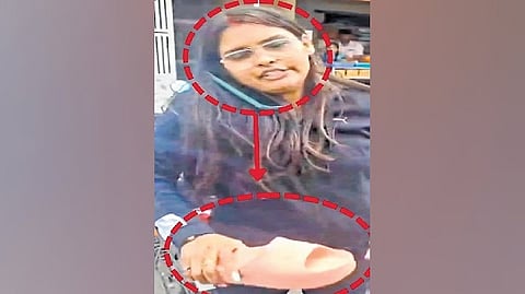 ಆಟೋ ಚಾಲಕನಿಗೆ ಚಪ್ಪಲಿಯಲ್ಲಿ ಹೊಡೆಯುತ್ತಿರುವ ಮಹಿಳೆ.